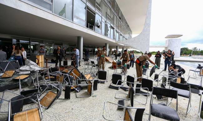 Móveis e janelas danificadas no Palácio do Planalto.