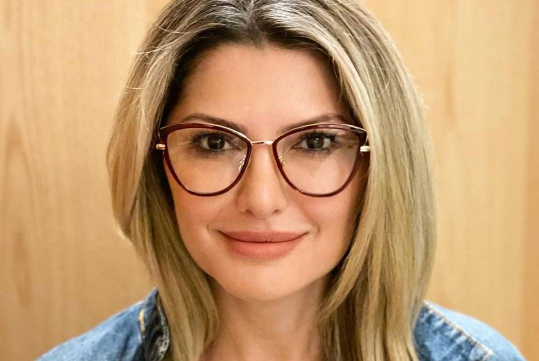 Foto de Fontenelle olhando para a câmera, sorrindo, com óculos e uma jaqueta jeans