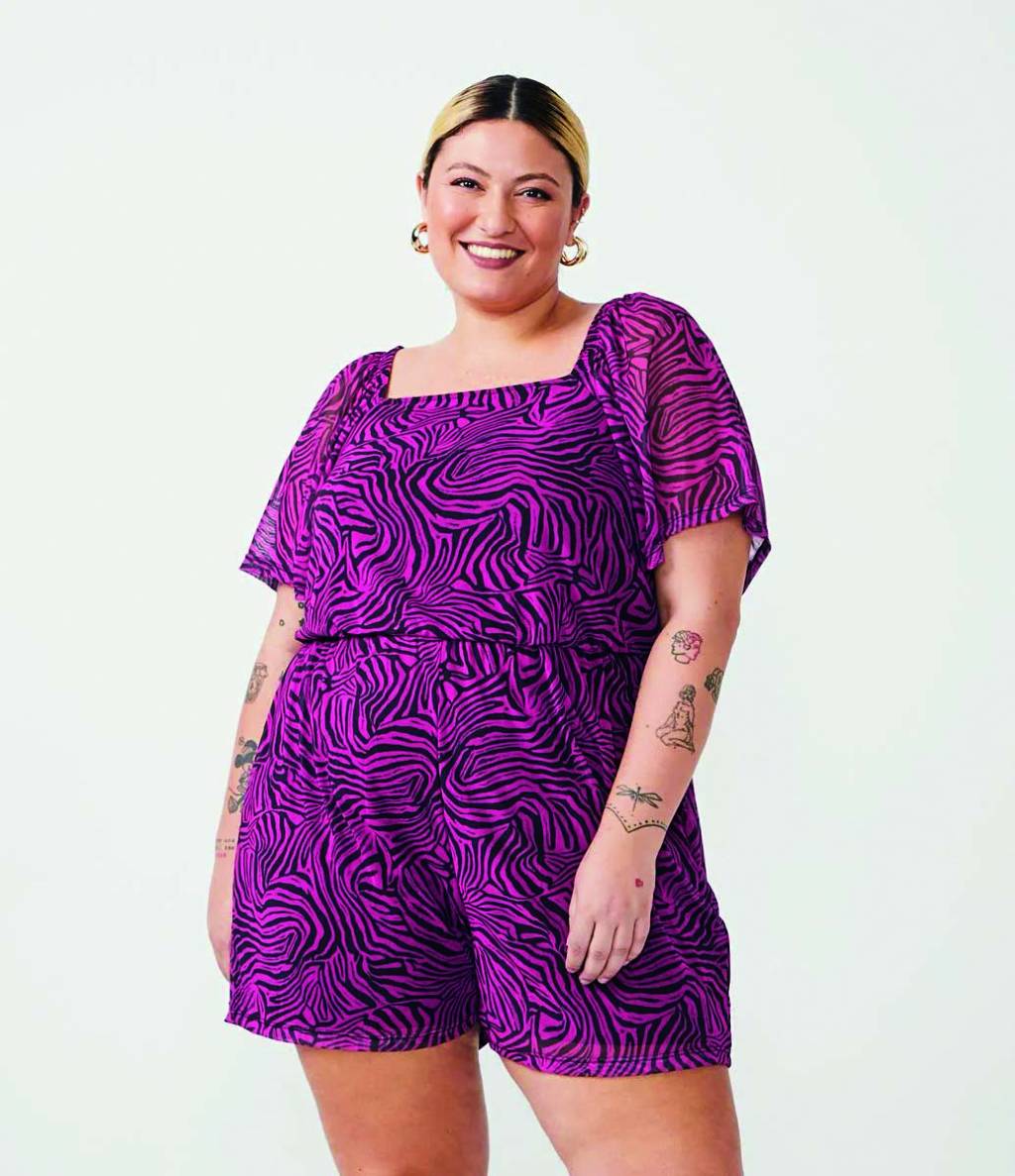 macaquinho.jpg Modelo plus size branca usa macaquinho magenta com animal print de zebra