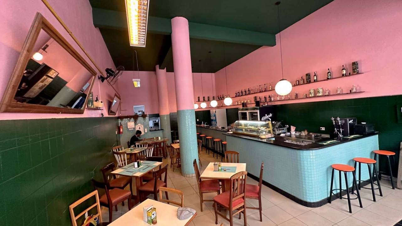 Ambiente interno com paredes rosas e balcão azul bebê