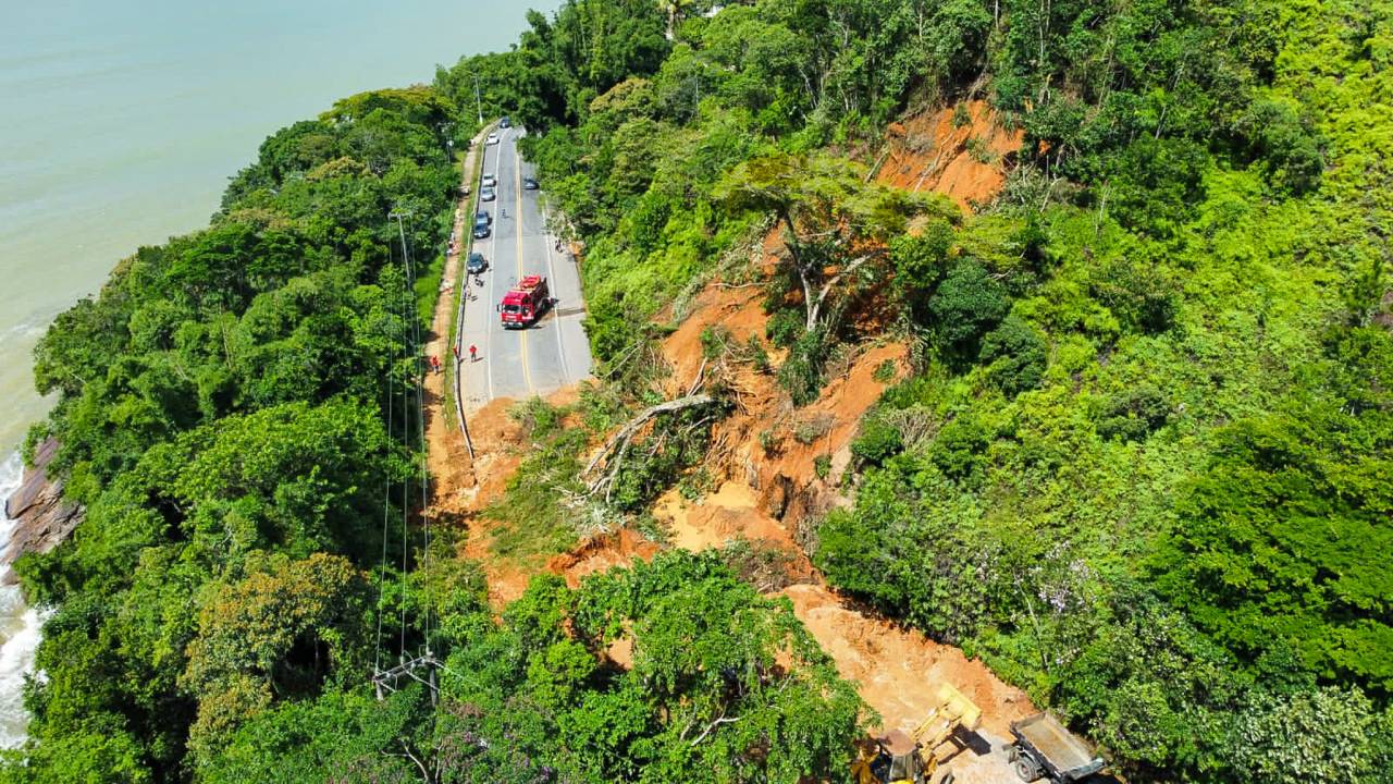 Rodovias que dão acesso ao Litoral Norte foram bloqueadas.