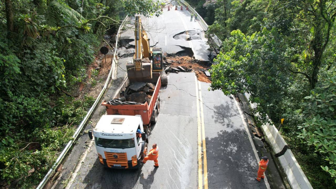 Operários trabalham na reconstrução da rodovia Mogi-Bertioga