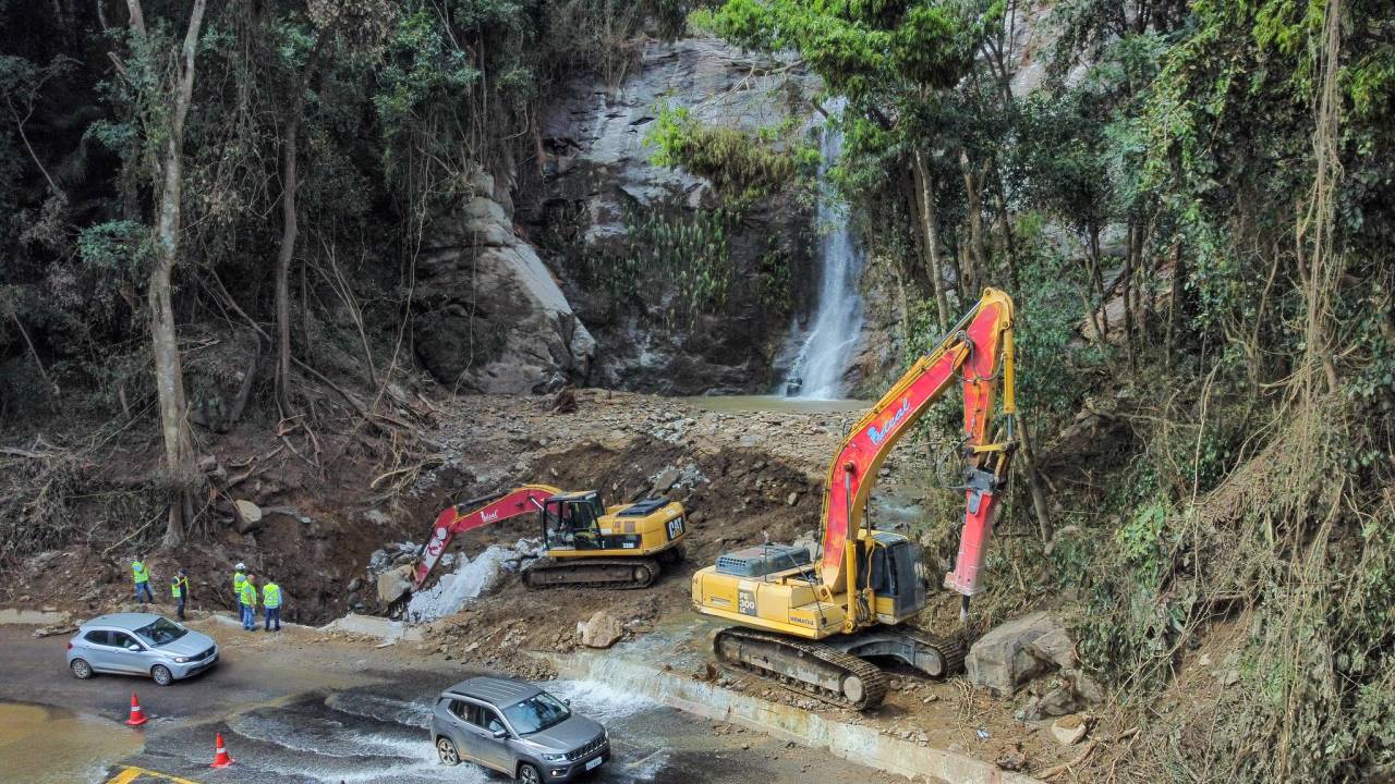 Operários trabalham na reconstrução da Rio-Santos.