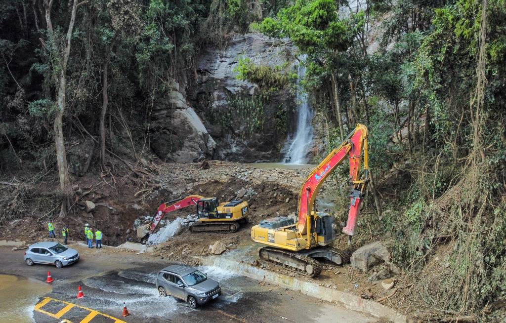 Operários trabalham na reconstrução da Rio-Santos.