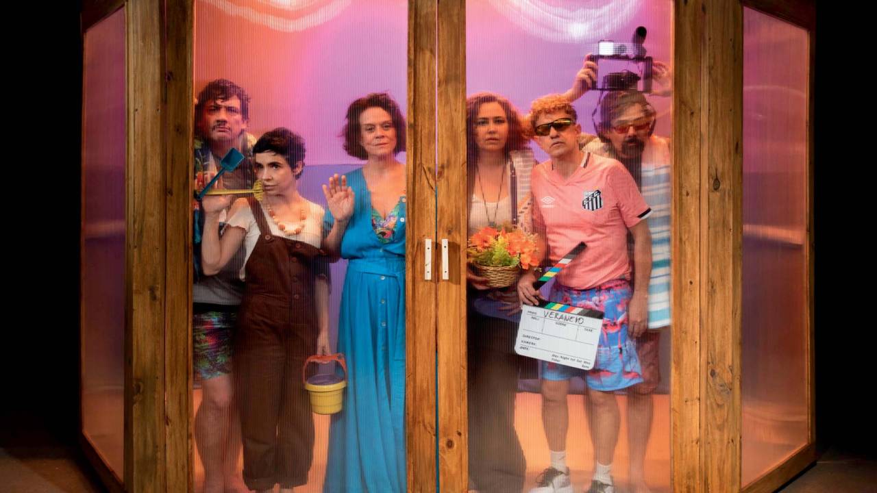 Clarisse Abujamra (de azul) em cena: crise familiar