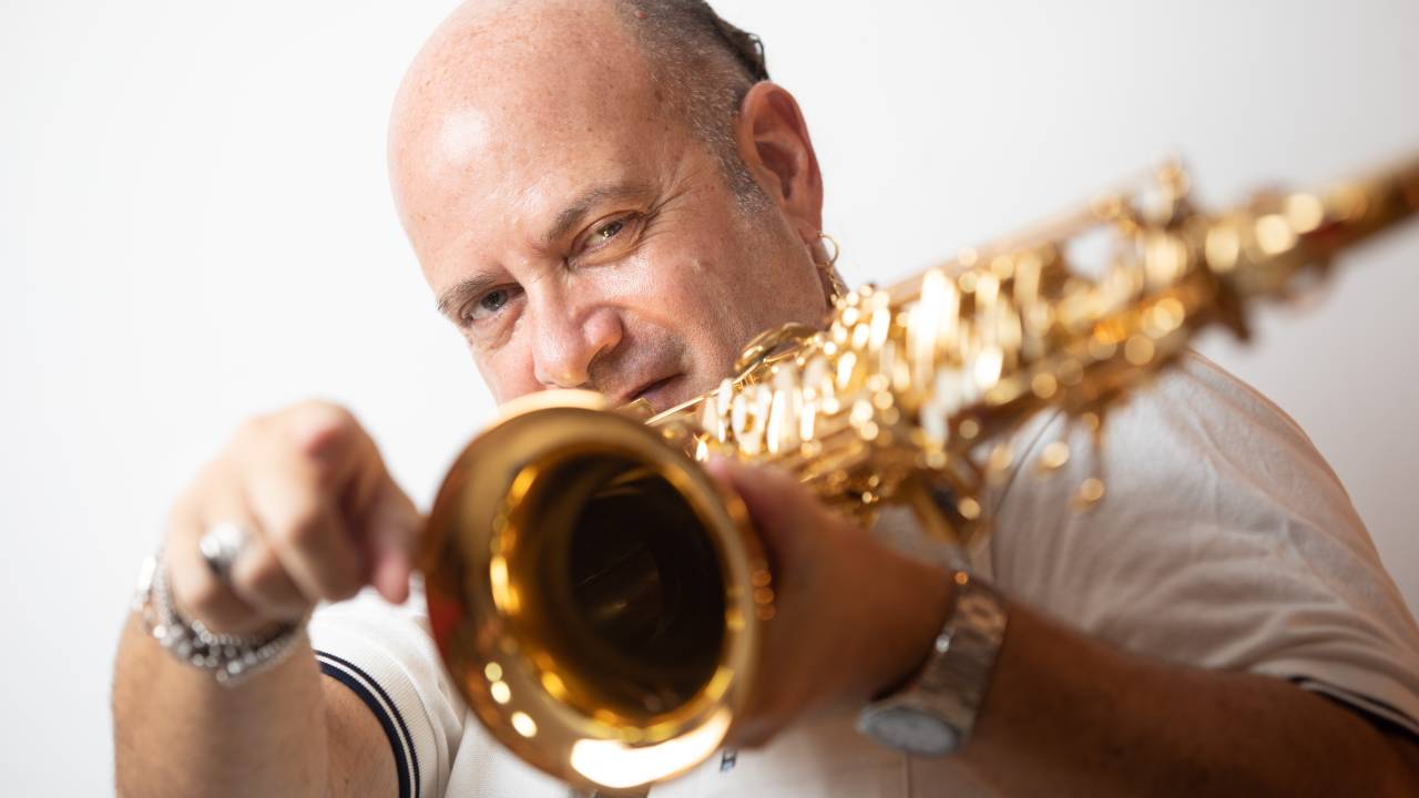 Derico com um saxofone