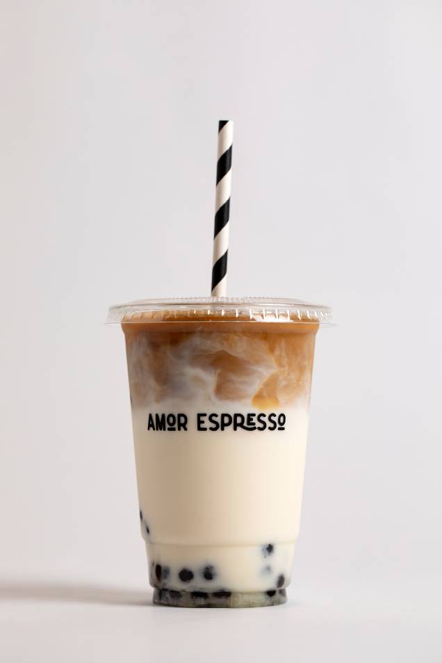 Dari iced: expresso, leite, essência de macadâmia e bobbas (bolinhas de tapioca mastigáveis) Dari iced: expresso, leite, essência de macadâmia e bobbas (bolinhas de tapioca mastigáveis)