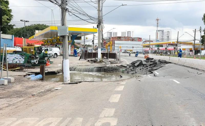 Imagem mostra buraco em avenida