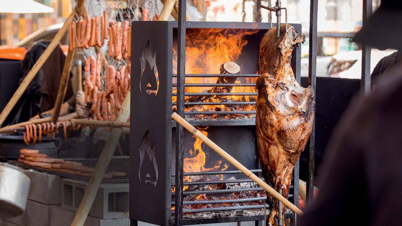 Carnes em churrasqueira