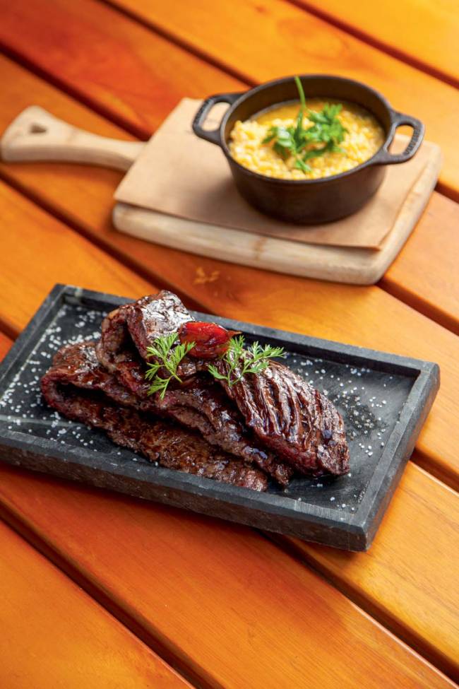 Entranha prima da fraldinha_5.jpg corte de carne sobre prato retangular de cerâmica