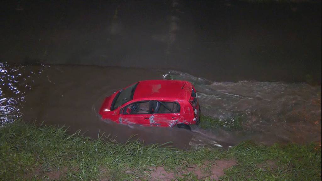 Homem desaparece após carro cair em córrego de Arujá, na Grande São Paulo