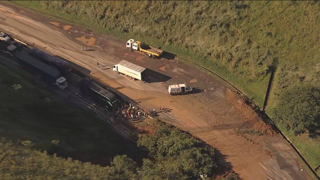 Imagem mostra pista coberta por terra após deslizamento