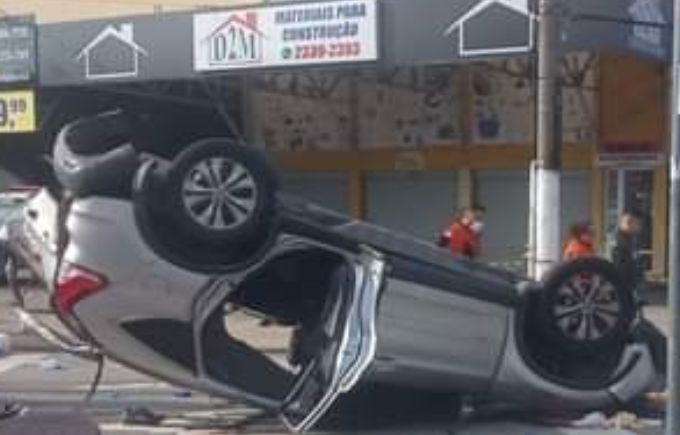 Capotamento deixa três mortos na Avenida Guarapiranga, na Zona Sul