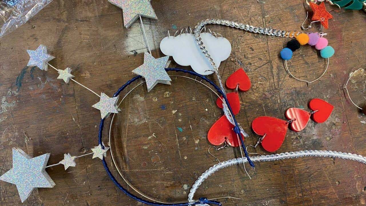 Tiaras e brincos enfeitados para o carnaval sobre mesa de madeira