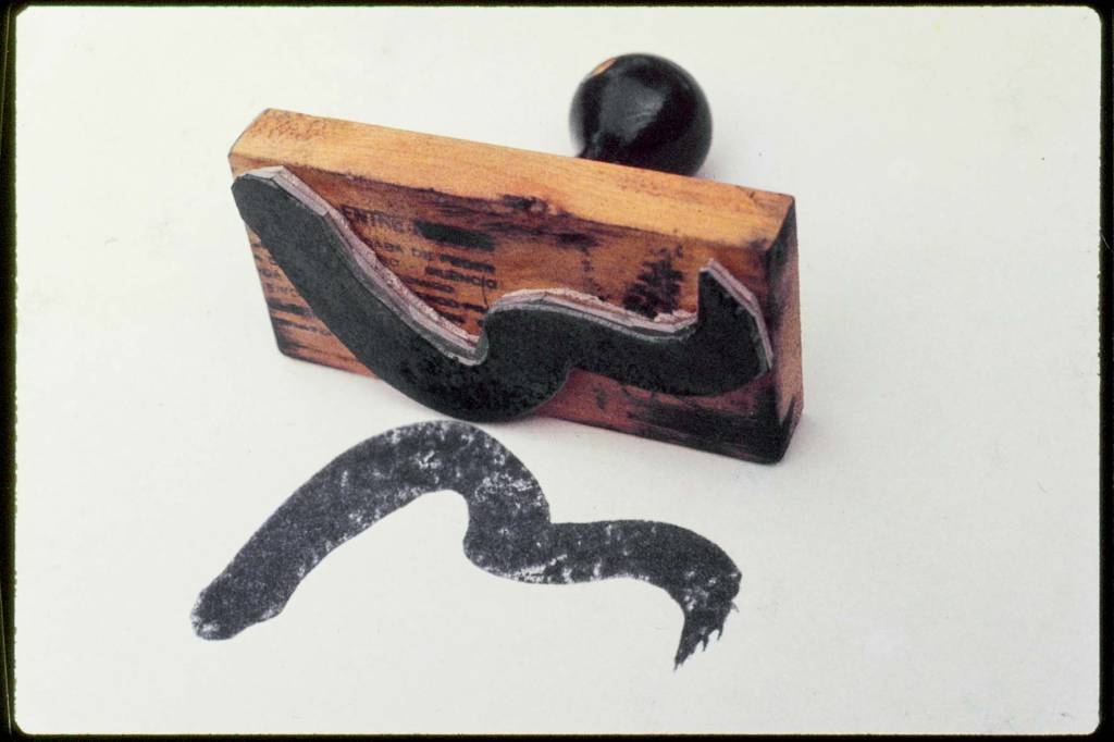 Instituto de Arte Contemporânea abre exposição com carimbos de Carmela Gross