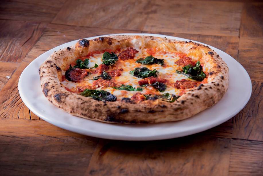 Nudja: cobertura de salame picante,cavolo nero, muçarela e parmesao Nudja: cobertura de salame picante,cavolo nero, muçarela e parmesao