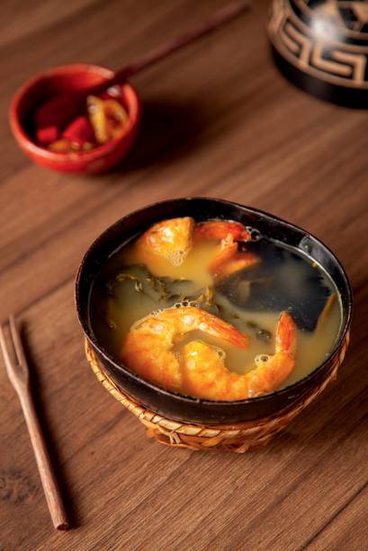 Tacacá: caldo de tucupi, camarão seco, goma e folhas de jambu Tacacá: caldo de tucupi, camarão seco, goma e folhas de jambu