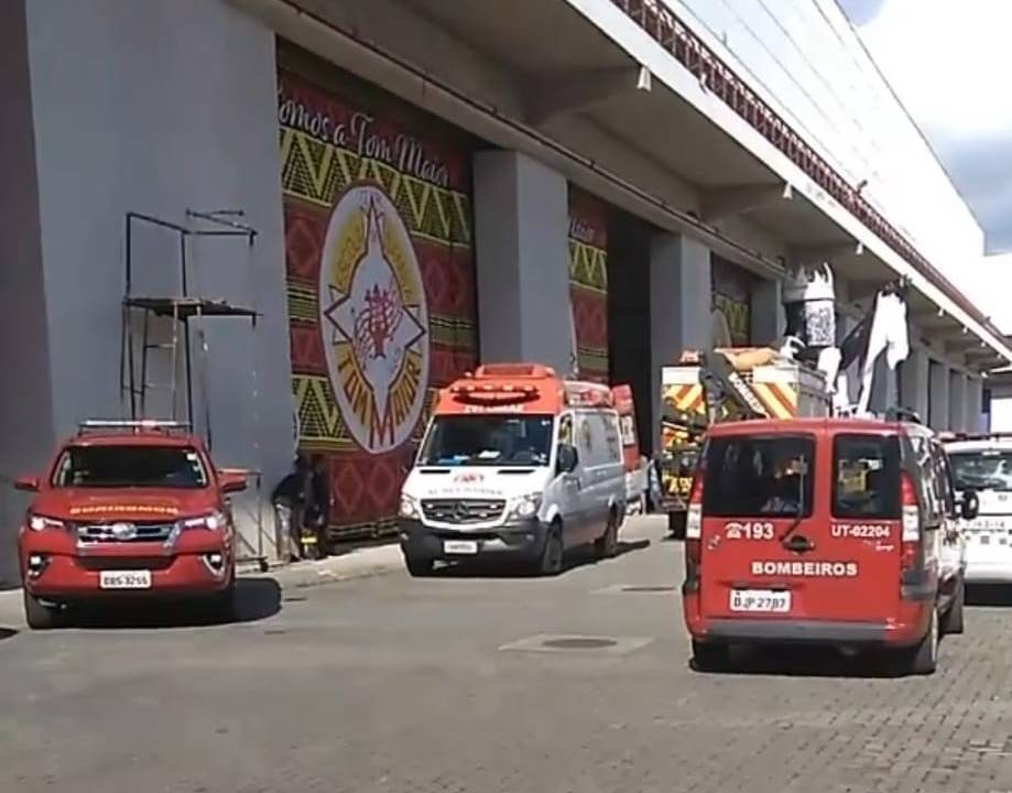 Viaturas em frente ao barracão da Tom Maior