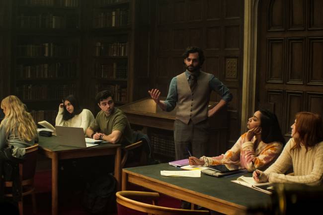 YOU – CREDITO NETFLIX Homem de terno dá aula em sala de aula com vários alunos jovens