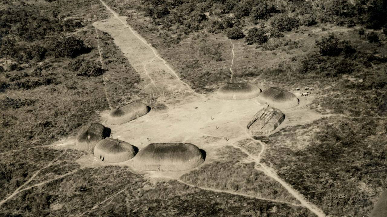 Imagem mostra foto em preto e branco de aldeia indígena