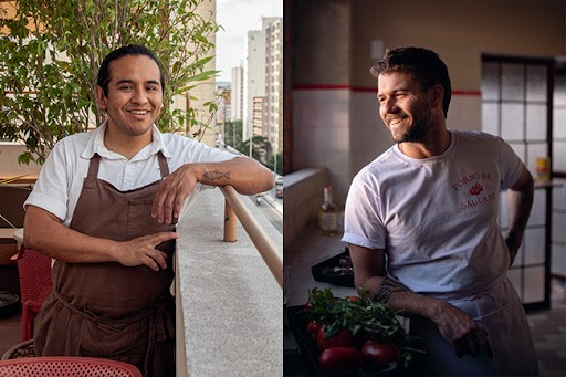 Chef Pablo inca apoiado em mureta vestindo camisa pólo branca e avental marrom e chef Henrique Gilberto em cozinha vestindo dolma branca