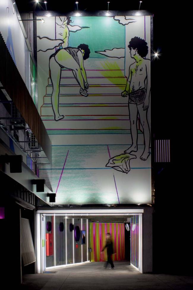 fernandateixeira_01.jpg Foto mostra entrada do Nuu Motel, com desenho mostrando corpos seminus
