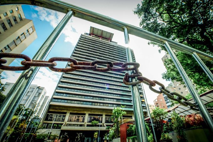 Maksoud Plaza, antigo hotel de luxo, com a fachada lacrada. O portão de grades está com uma corrente de ferro