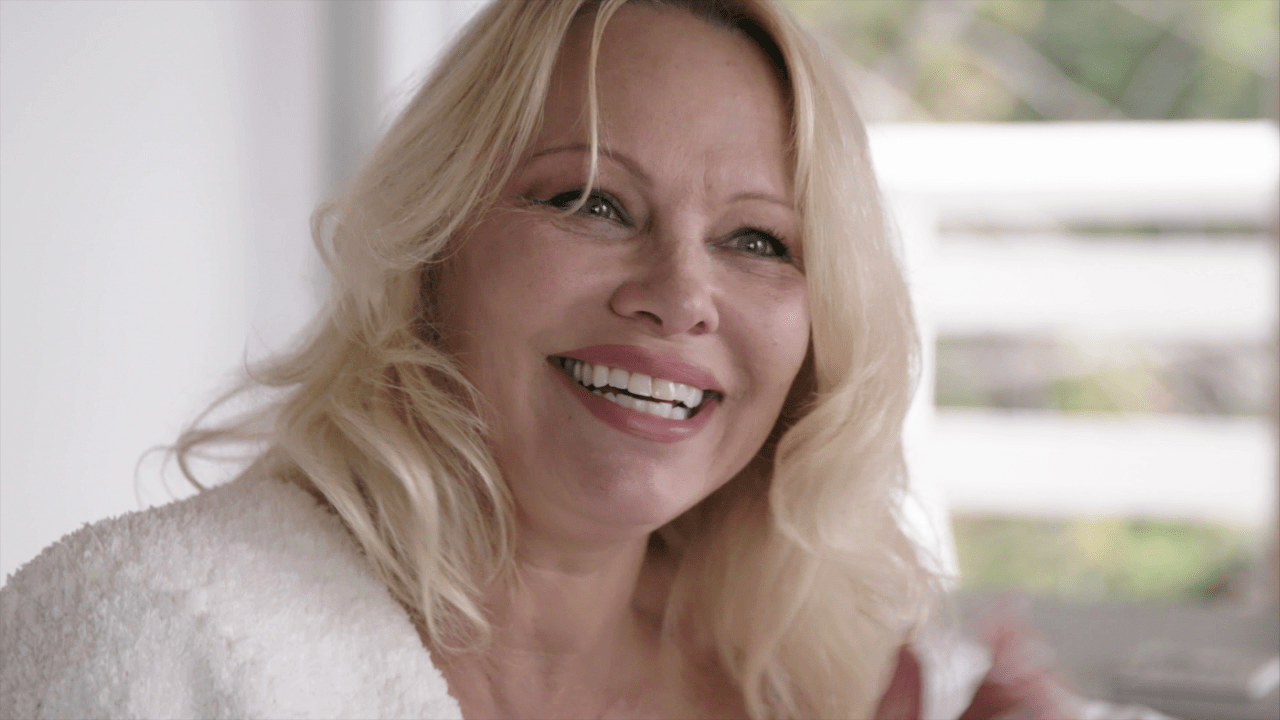 Pamela Anderson, loira, sorrindo