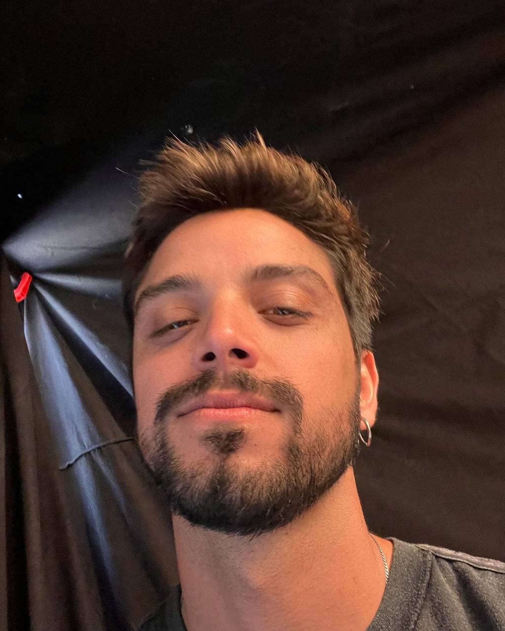 Rodrigo Simas revela fazer parte da sigla LGBTQIA+