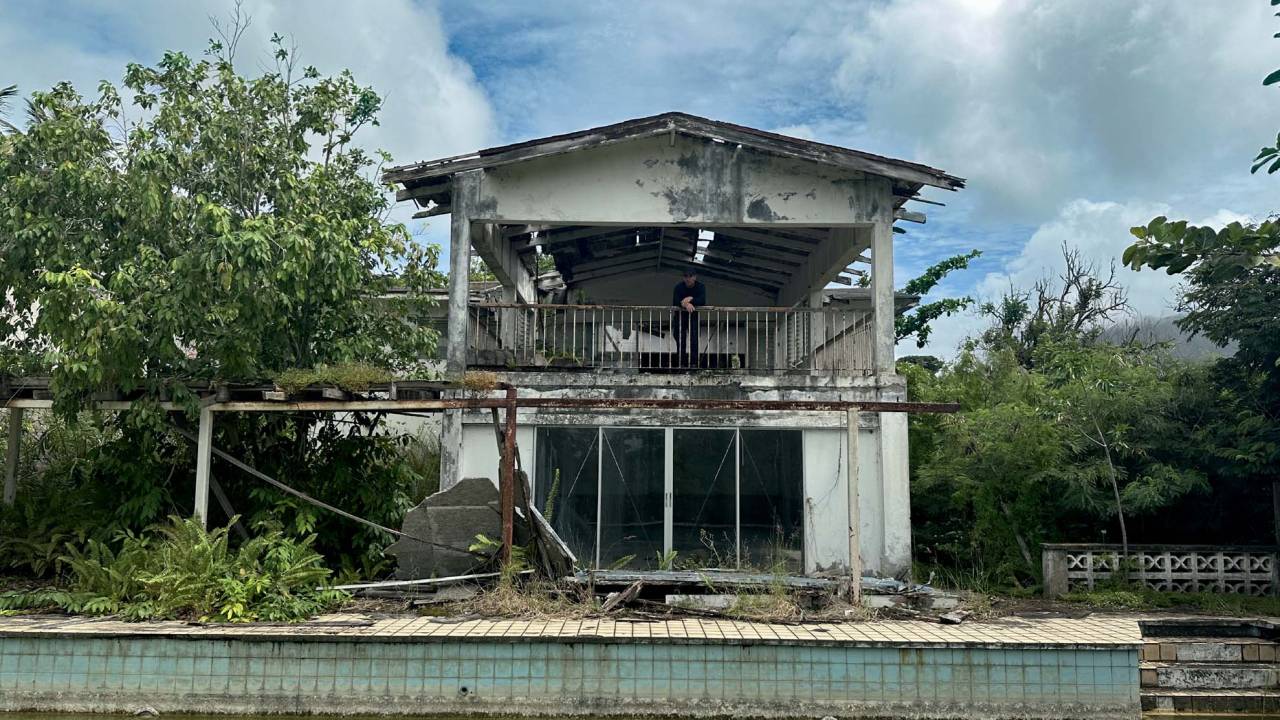 Imagem mostra estúdio destruído, com piscina abandonada
