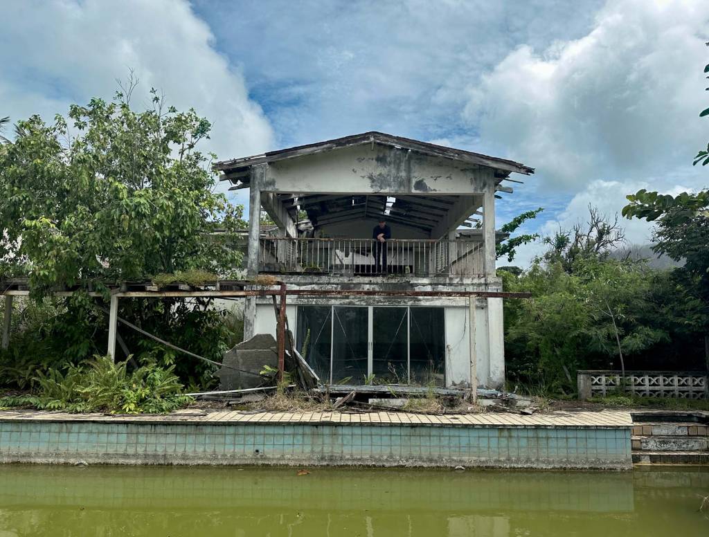 Imagem mostra estúdio destruído, com piscina abandonada