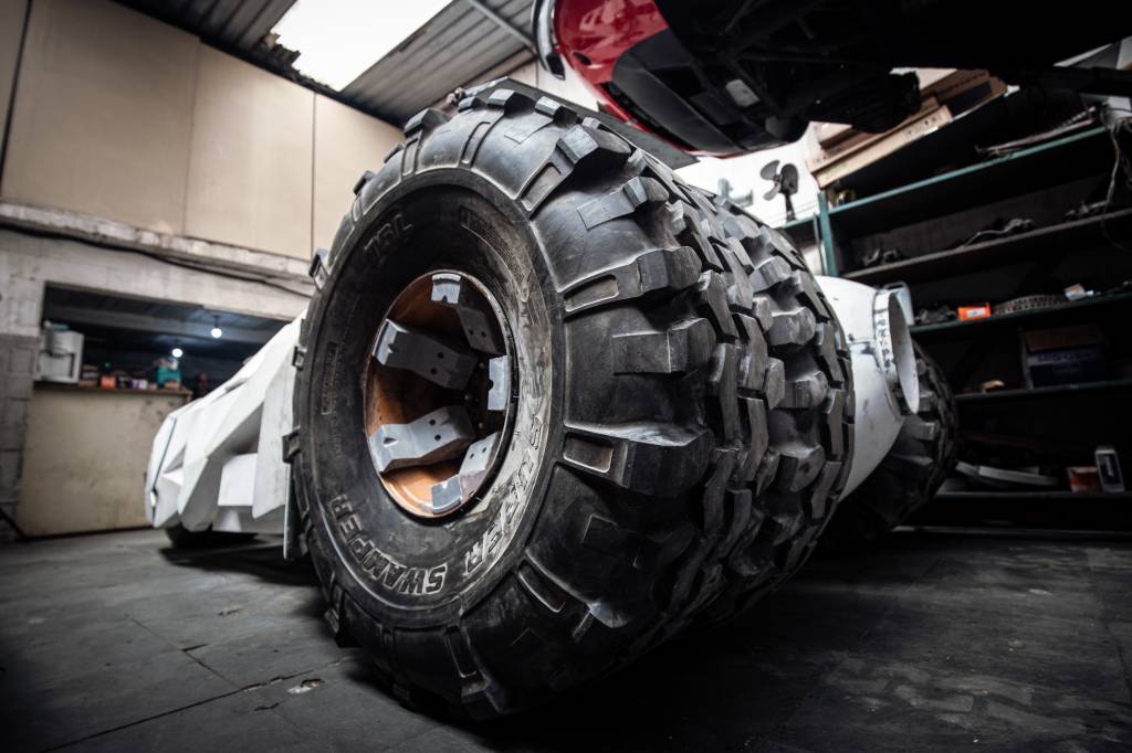 Adhemar e seu batmóvel para Veja São Paulo (Foto: Lucas Seixas Close de roda gigante usada em tanque do Batman.