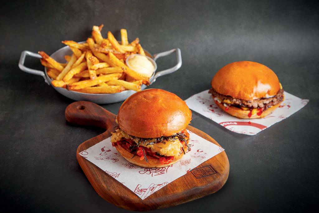 foto com os dois lanches e uma tigela com batatas fritas