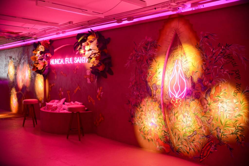 FOTOS PAULO SANTOS. Parede repleta de neons rosados em formato de vulva e pênis.