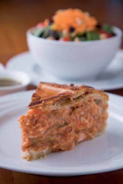 Torta de camarão: recheio cremosoe temperado com tomate, cebola e azeitona.