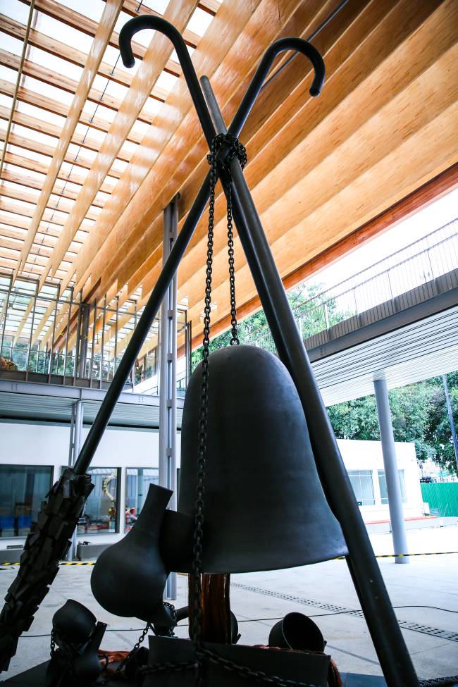 Pina Contemporânea Um sino gigante na cor preta