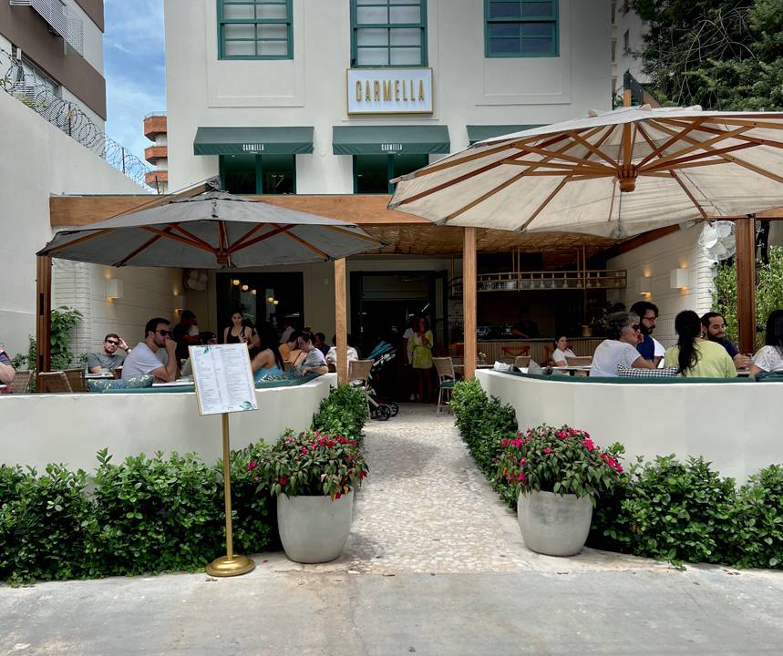 Fachada com ombrelones e toldos verde musgo
