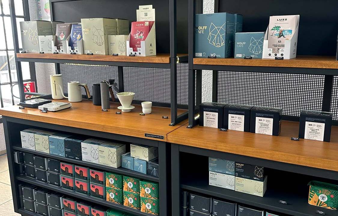 Prateleira com produtos da Wolff Café embalados