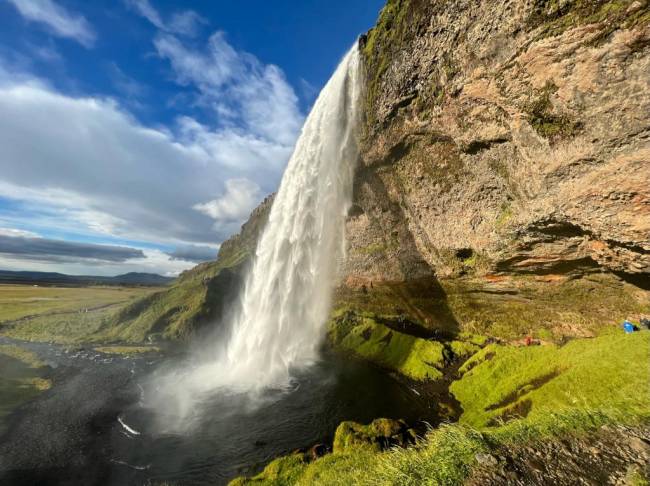 Islândia cenário com uma cachoeira
