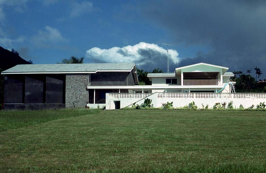 AIR MONTSERRAT Sallaberry Imagem mostra casa e estúdio em local aberto
