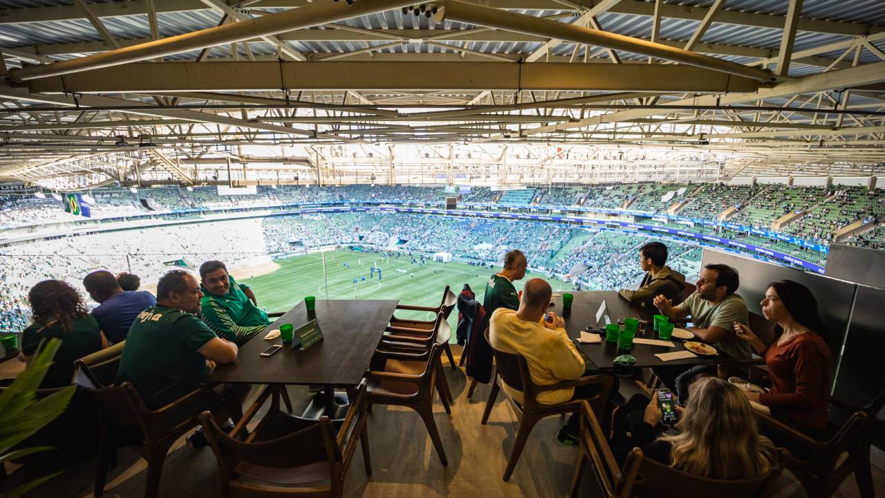 Vista de estádio no Allianz com camarote e público.