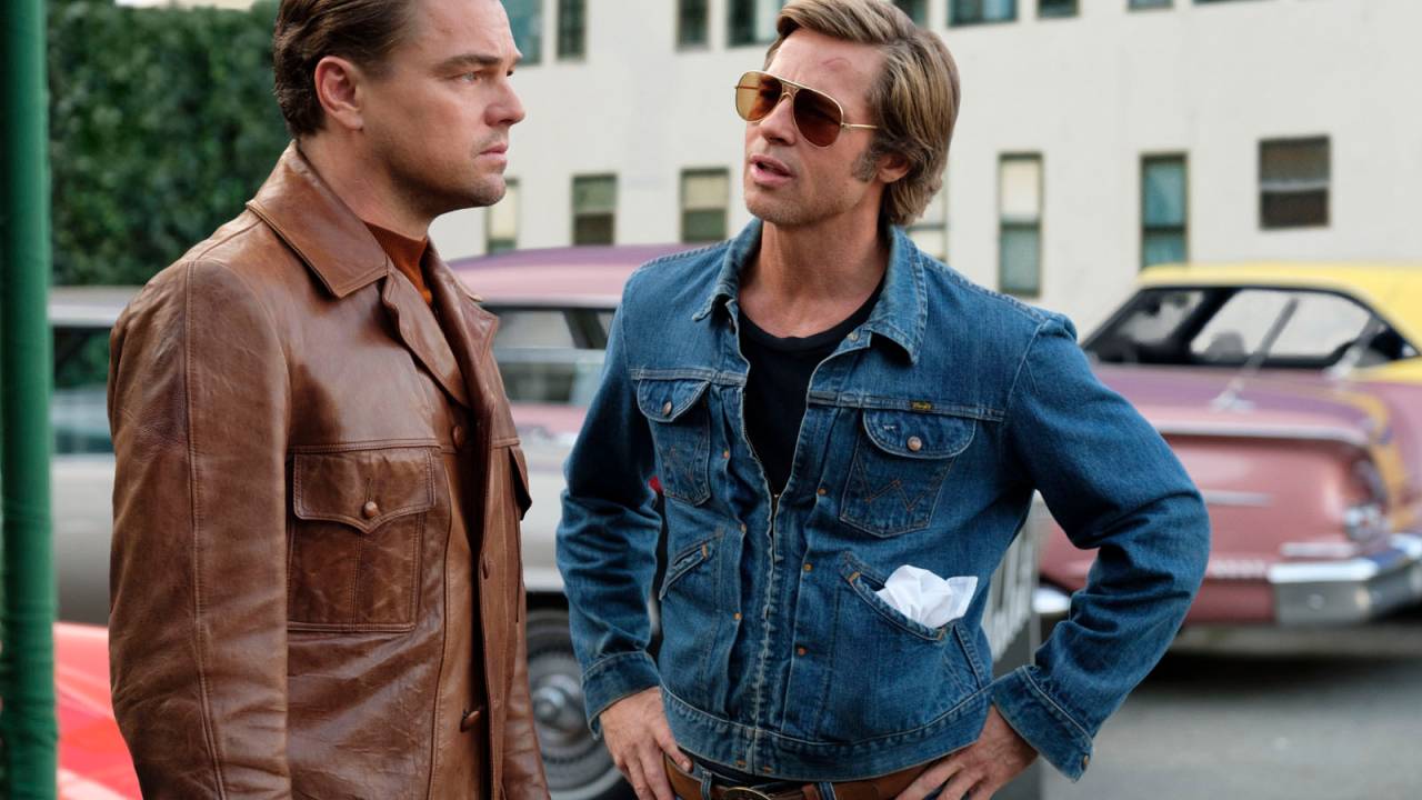 Leonardo DiCaprio e Brad Pitt na rua