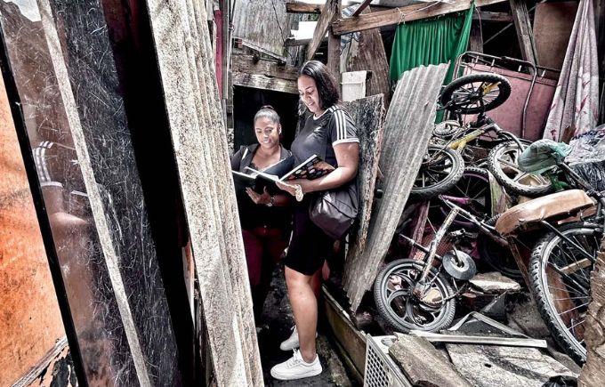 MaesGuardiasMariaeEleniceBatti À frente, Maria Aparecida em sua primeira visita no programa busca ativa em uma comunidade da Zona Sul de São Paulo; atrás, Elenice, uma das mais experientes