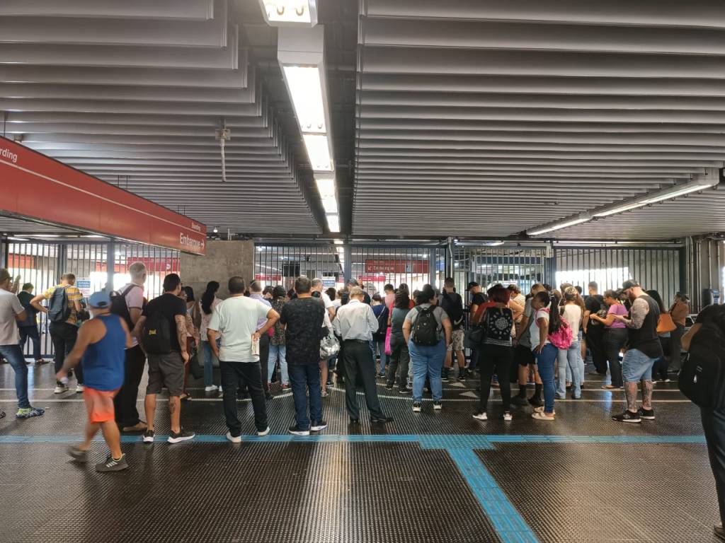 Passageiros esperam a reabertura da estação Belém, da Linha 3 – Vermelha. Passageiros esperam a reabertura da estação Belém, da Linha 3 - Vermelha.