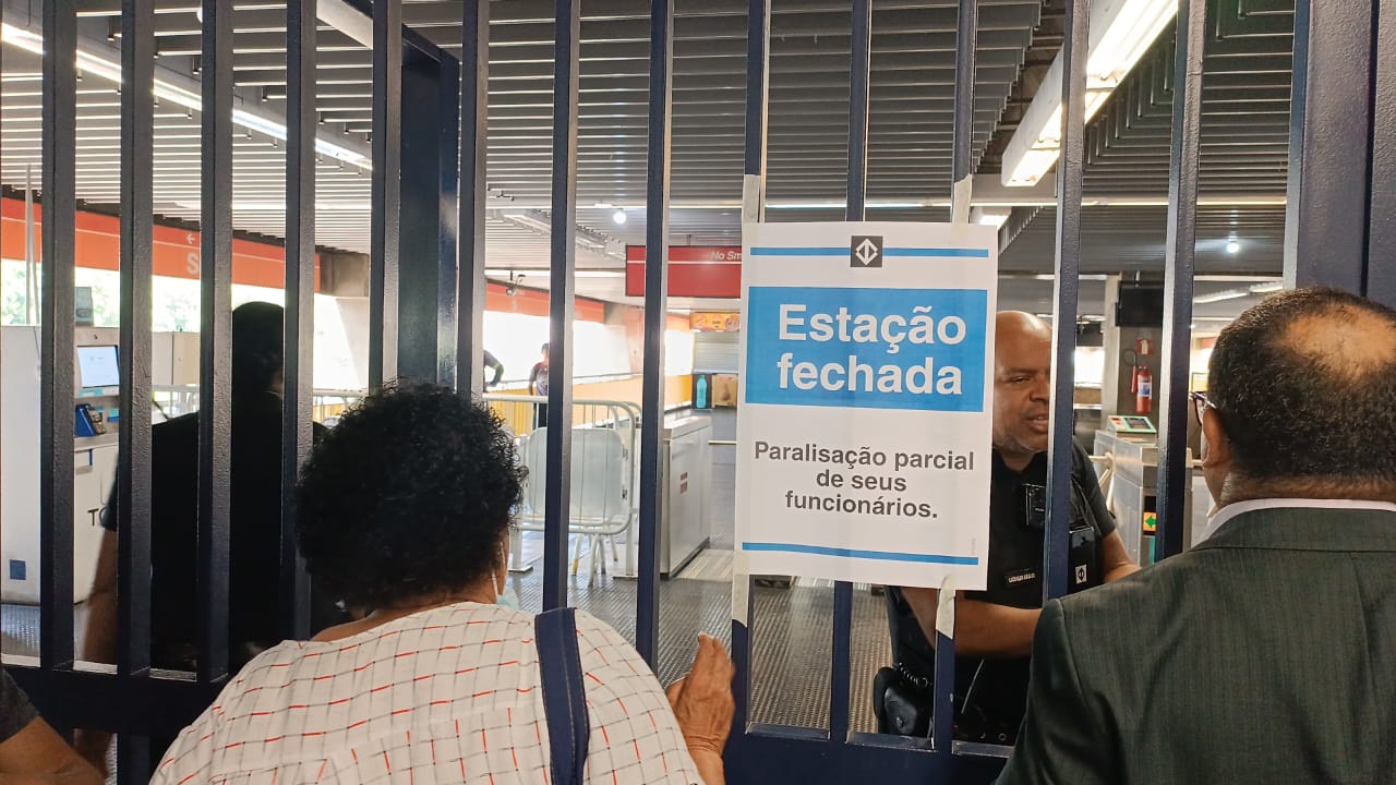 Estação Belém fechada durante greve.