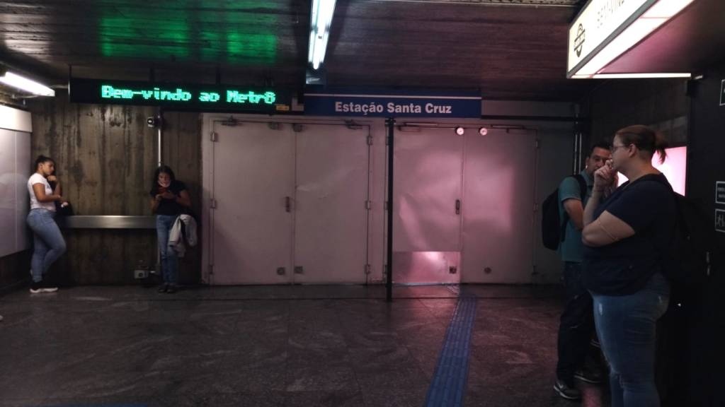 Portões da estação Santa Cruz, da Linha 1 – Azul, permanecem fechados. Portões da estação Santa Cruz, da Linha 1 - Azul, permanecem fechados. Somente o acesso à Linha 5 - Lilás está liberado.