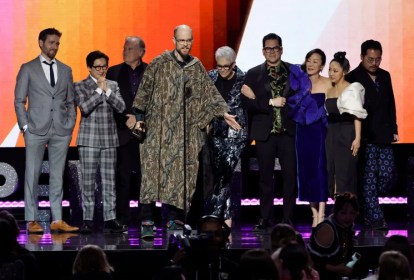 Equipe de 'Tudo em Todo Lugar ao Mesmo Tempo' no palco da premiação