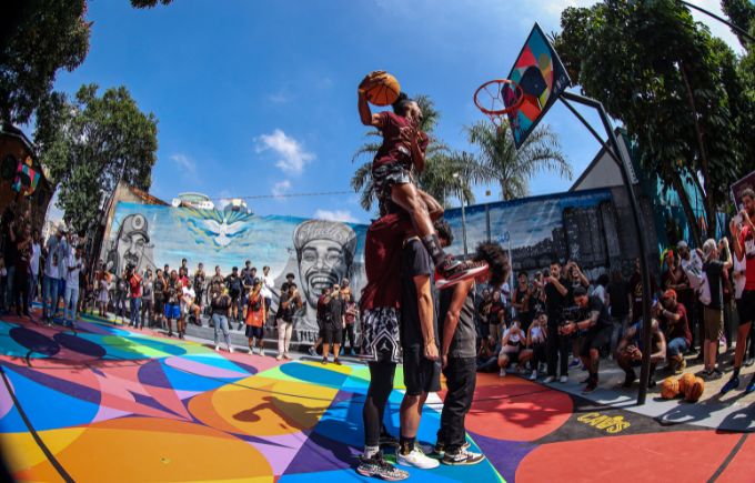 Franquia da NBA entrega reforma de quadra de basquete em Pinheiros