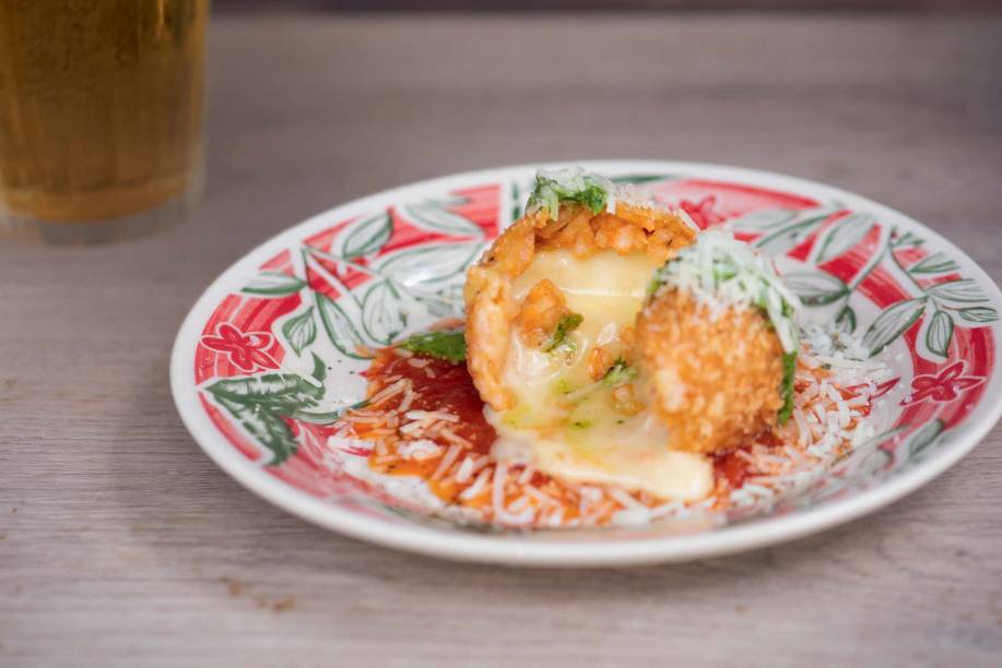 Arancino: risoto de tomate recheado de queijo taleggio