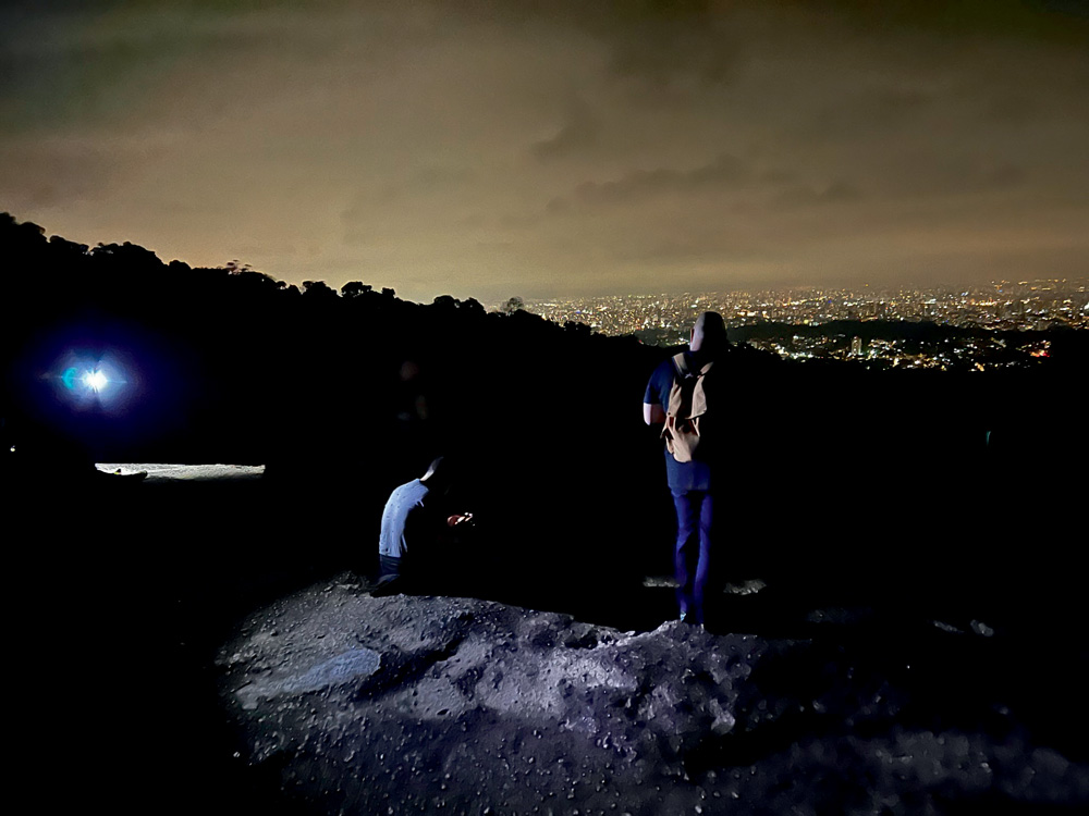 CantareiraCaminhada noturnaUrbiaParques No escurinho: passeio noturno feito pela trilha até o mirante da Pedra Grande